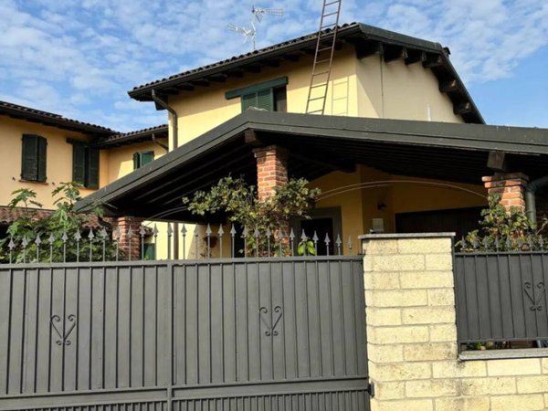 casa indipendente in vendita a Roncaro