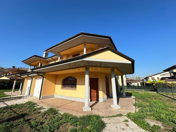 casa indipendente in vendita a Roncaro