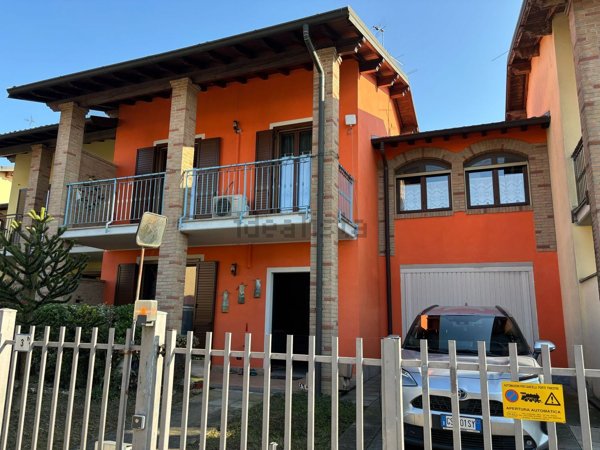 casa indipendente in vendita a Roncaro
