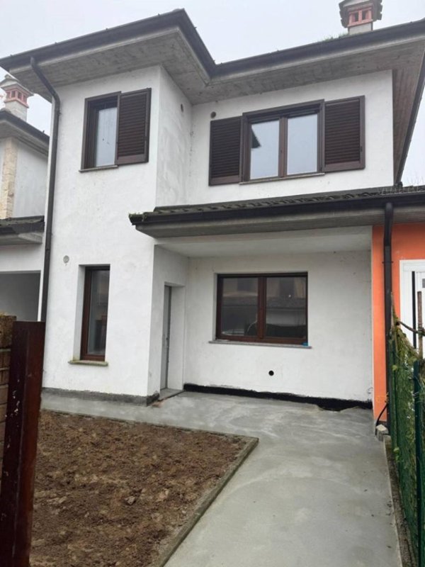 casa indipendente in vendita a Roncaro