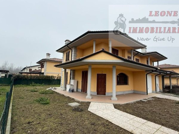 casa indipendente in vendita a Roncaro