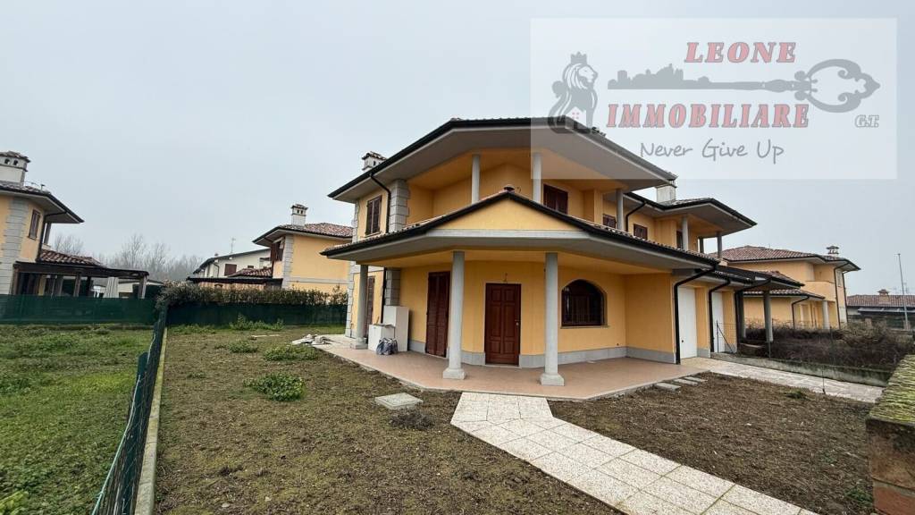 casa indipendente in vendita a Roncaro