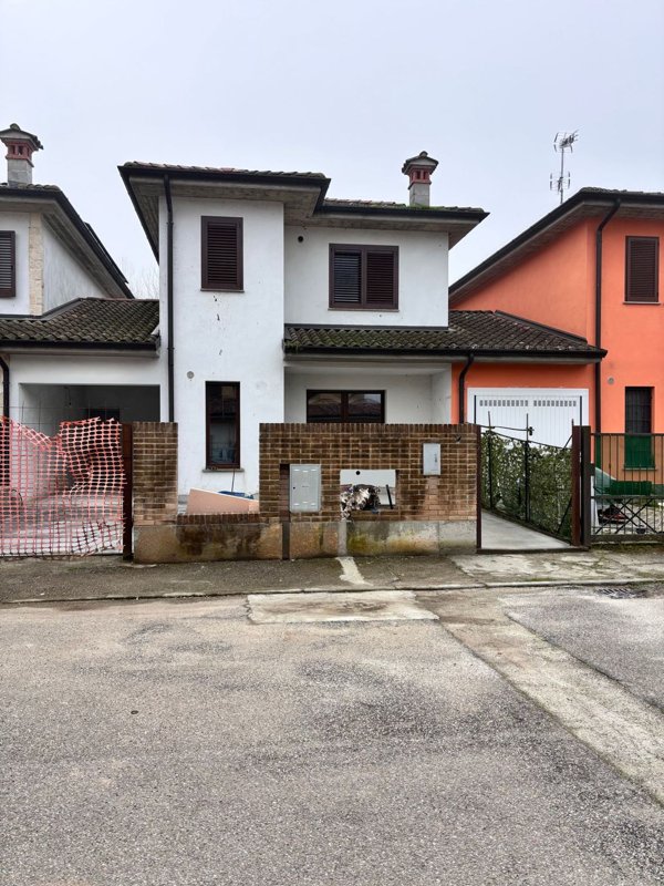 casa indipendente in vendita a Roncaro