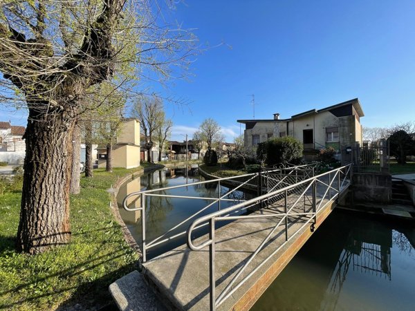 casa indipendente in vendita a Rosasco