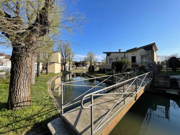 casa indipendente in vendita a Rosasco