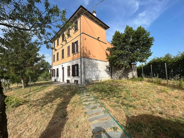 casa indipendente in vendita a Rovescala