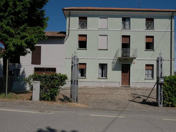 casa indipendente in vendita a Rovescala in zona Pieve