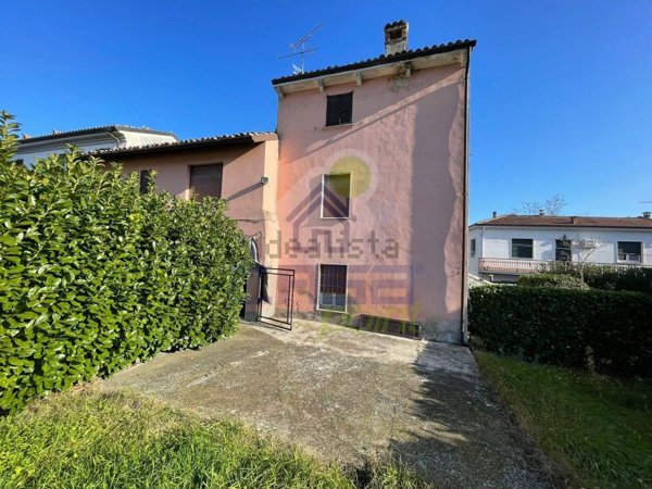 casa indipendente in vendita a Rovescala in zona Scazzolino