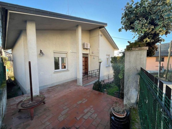 casa indipendente in vendita a Rovescala