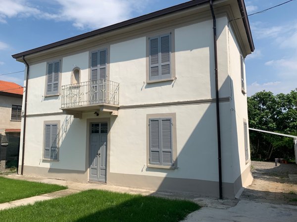 casa indipendente in vendita a Rovescala