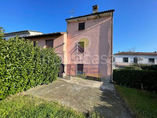 casa indipendente in vendita a Rovescala in zona Scazzolino