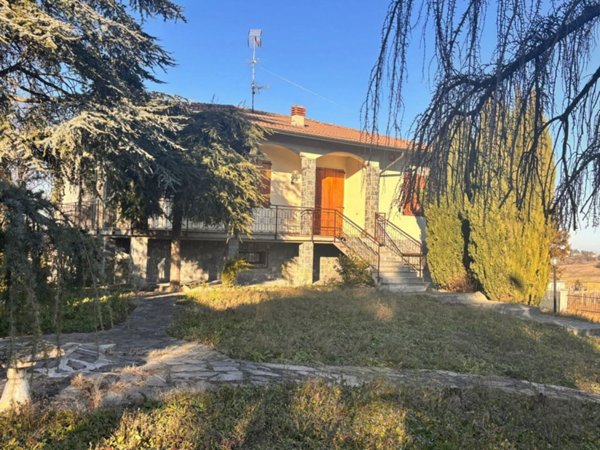 casa indipendente in vendita a Rovescala in zona Pieve