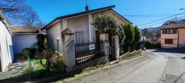 casa indipendente in vendita a Rovescala