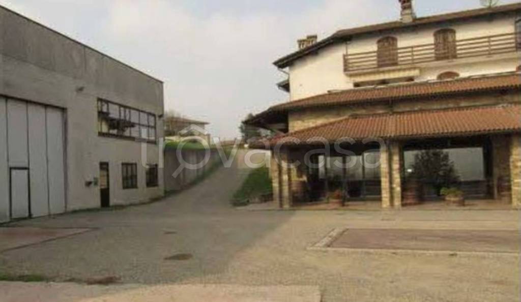 locale commerciale in vendita a Rovescala in zona Pieve