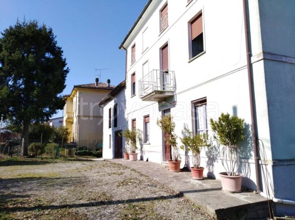 casa indipendente in vendita a Rovescala in zona Pieve