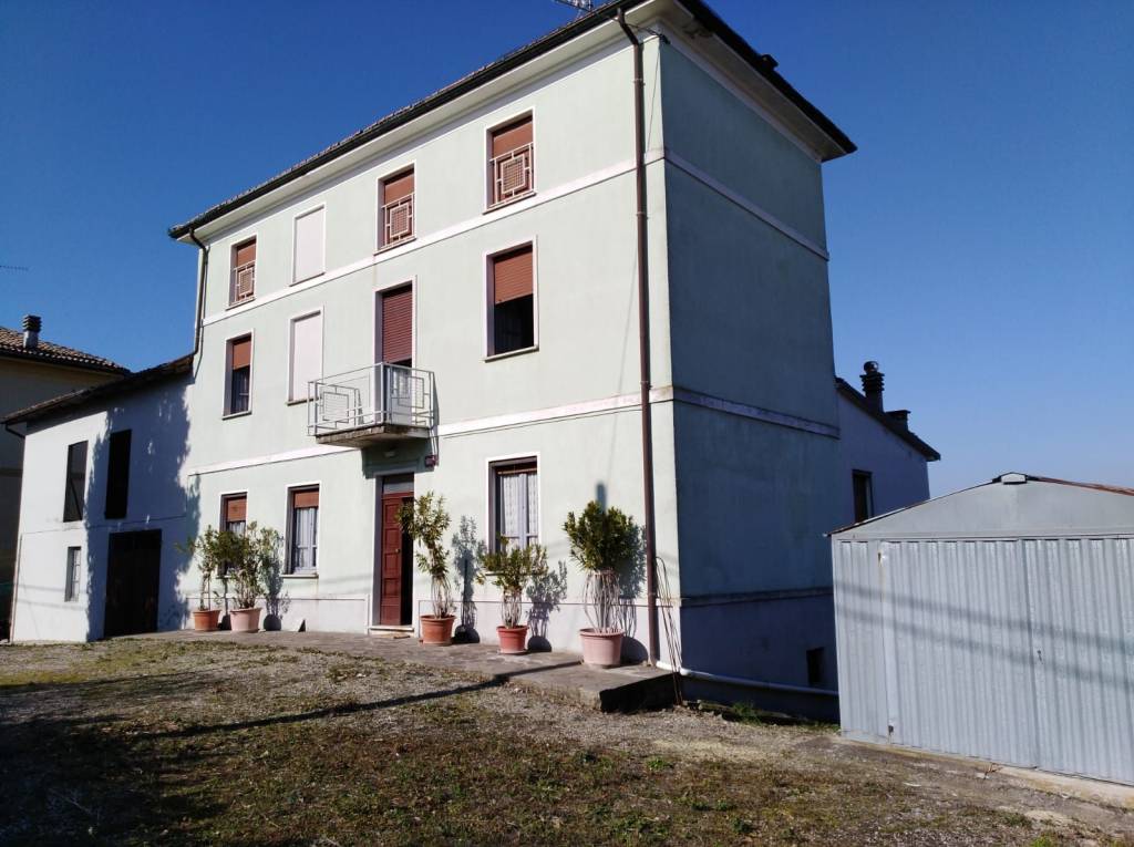 casa indipendente in vendita a Rovescala in zona Pieve