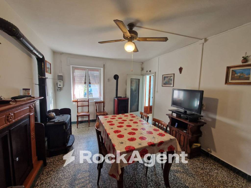 intera palazzina in vendita a San Damiano al Colle in zona Camporello