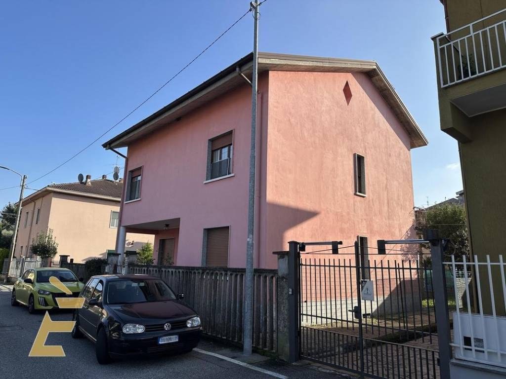 casa indipendente in vendita a San Genesio ed Uniti