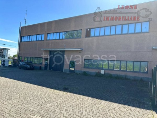 locale commerciale in vendita a San Genesio ed Uniti