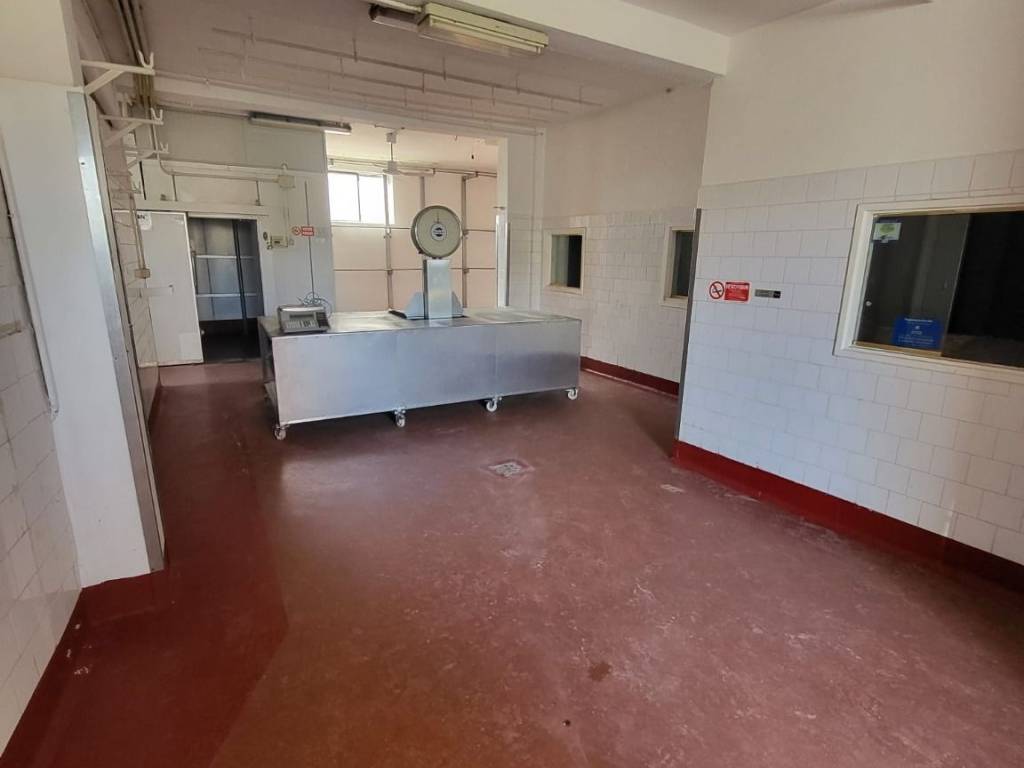 locale commerciale in vendita a San Genesio ed Uniti