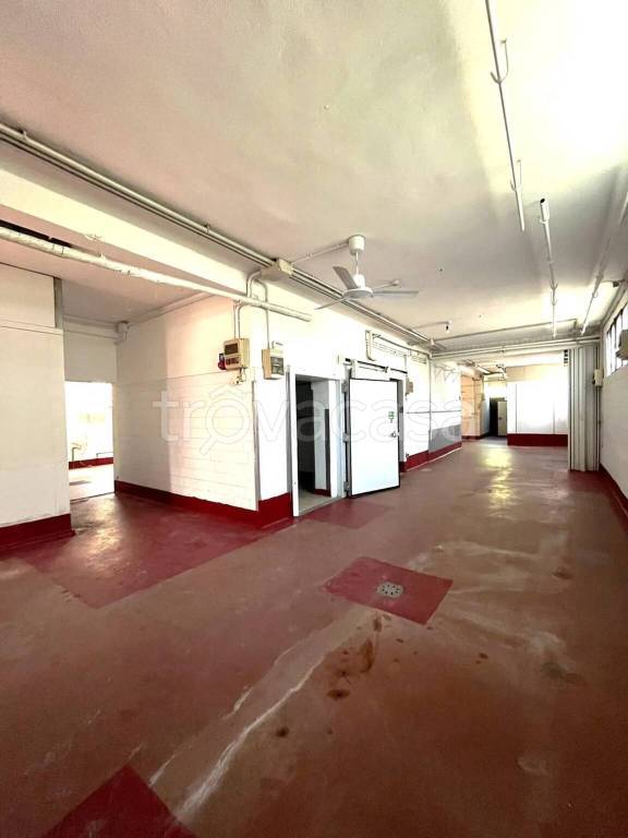 locale commerciale in vendita a San Genesio ed Uniti