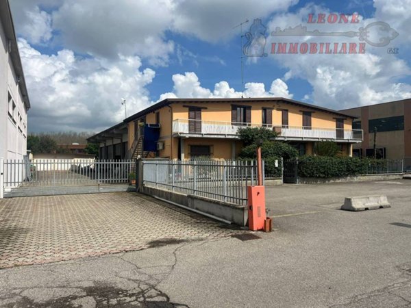 locale commerciale in vendita a San Genesio ed Uniti