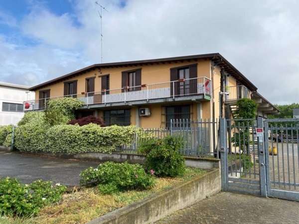 locale commerciale in vendita a San Genesio ed Uniti