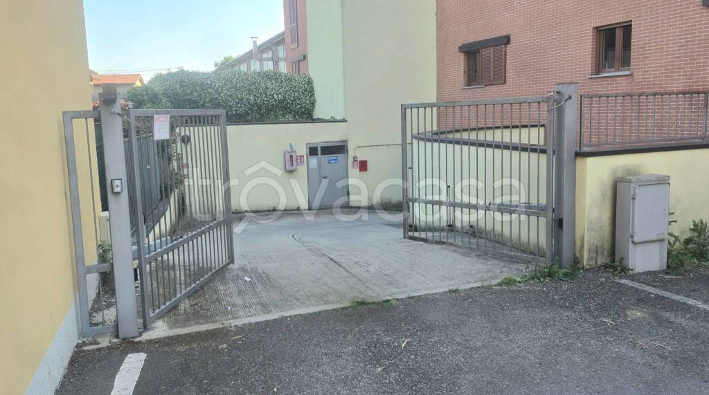 locale di sgombero in vendita a San Genesio ed Uniti