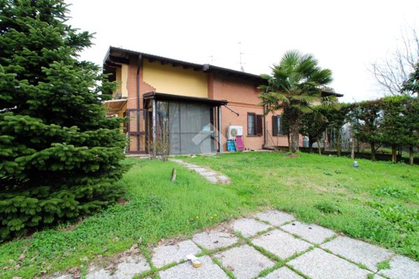 casa indipendente in vendita a San Martino Siccomario in zona Madonna