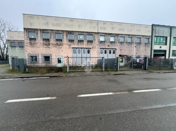 locale di sgombero in vendita a San Martino Siccomario