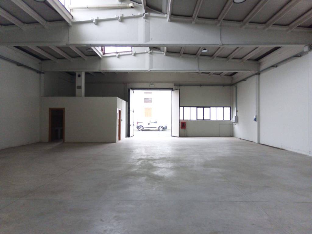 locale commerciale in vendita a San Martino Siccomario