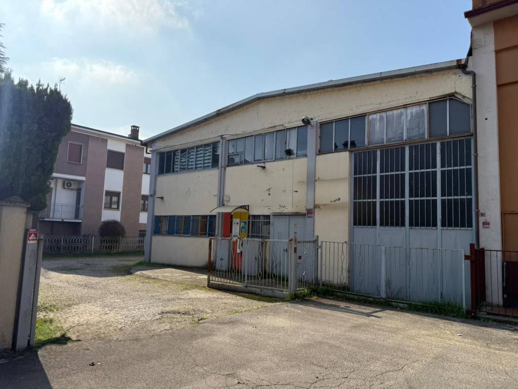 locale commerciale in vendita a San Martino Siccomario