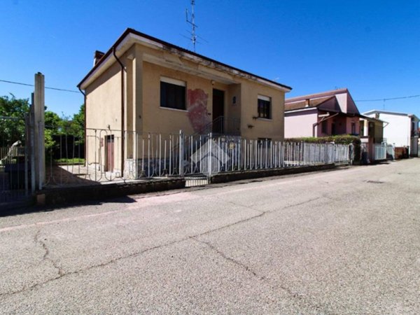 casa indipendente in vendita a San Martino Siccomario in zona Bivio Cava