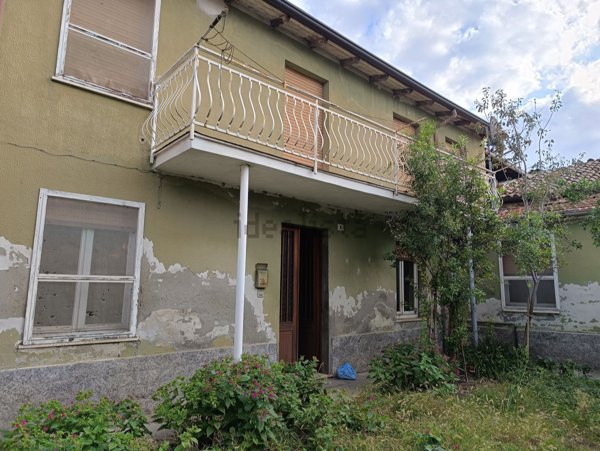casa semindipendente in vendita a Sannazzaro de' Burgondi