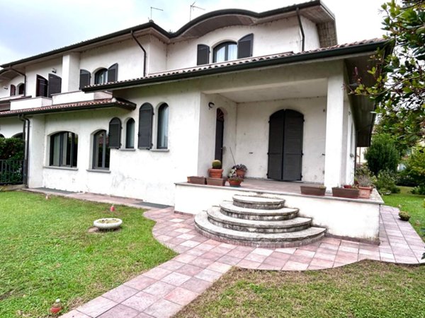 casa indipendente in vendita a Sannazzaro de' Burgondi