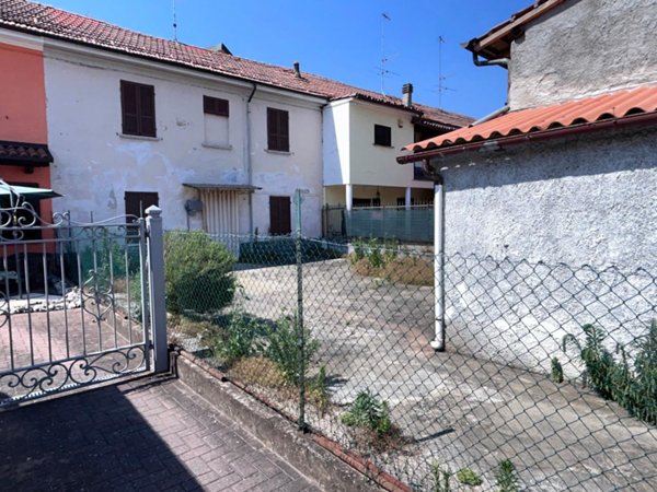 casa indipendente in vendita a Sannazzaro de' Burgondi