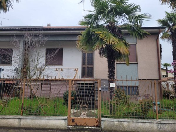 casa indipendente in vendita a Sannazzaro de' Burgondi