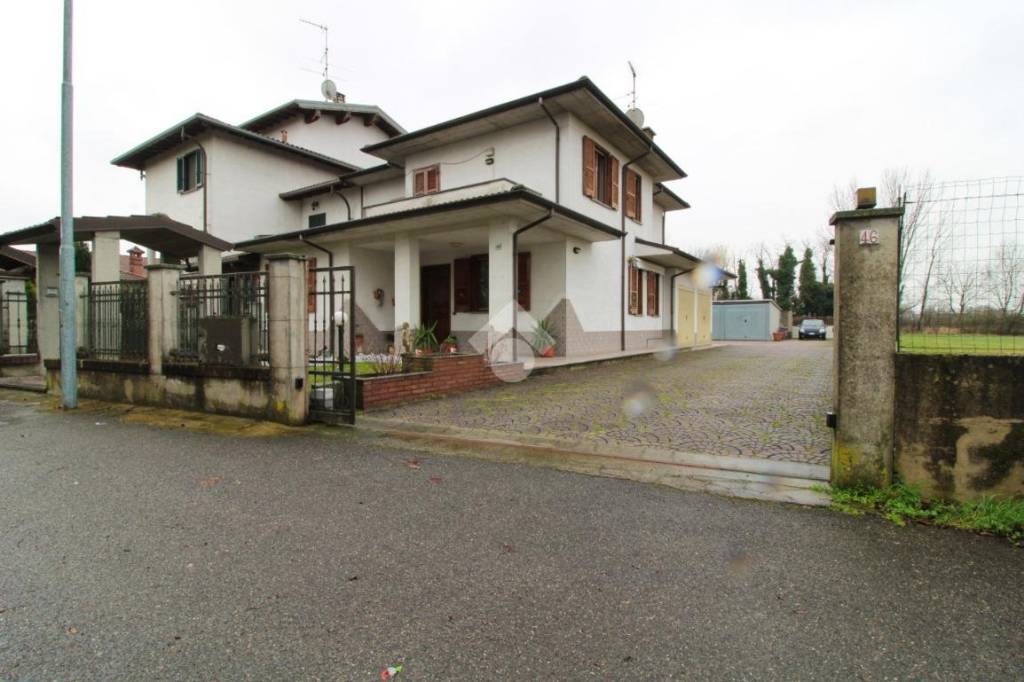 casa indipendente in vendita a Sannazzaro de' Burgondi