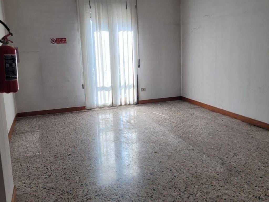 negozio in vendita a Sannazzaro de' Burgondi