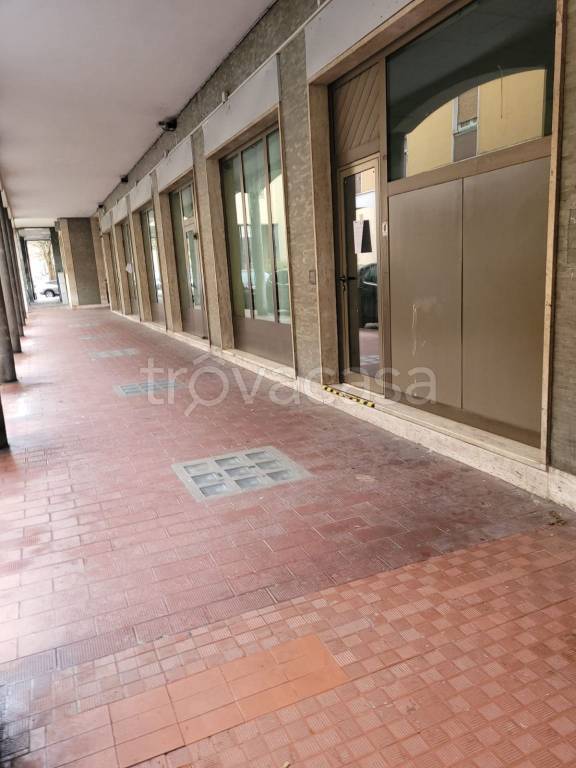 negozio in vendita a Sannazzaro de' Burgondi