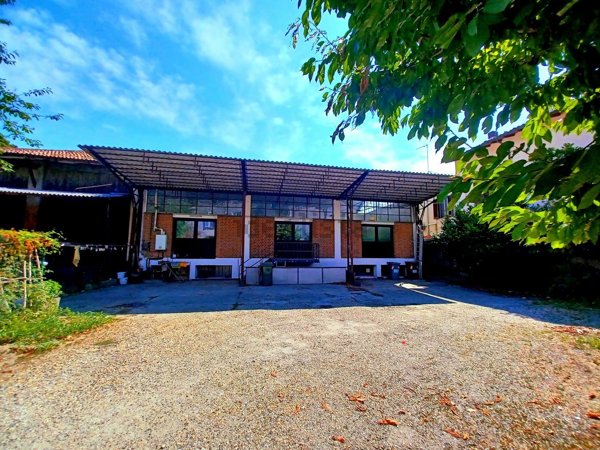 locale commerciale in vendita a Sannazzaro de' Burgondi