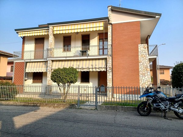 casa indipendente in vendita a Sannazzaro de' Burgondi