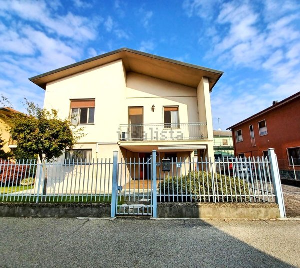 casa indipendente in vendita a Sannazzaro de' Burgondi