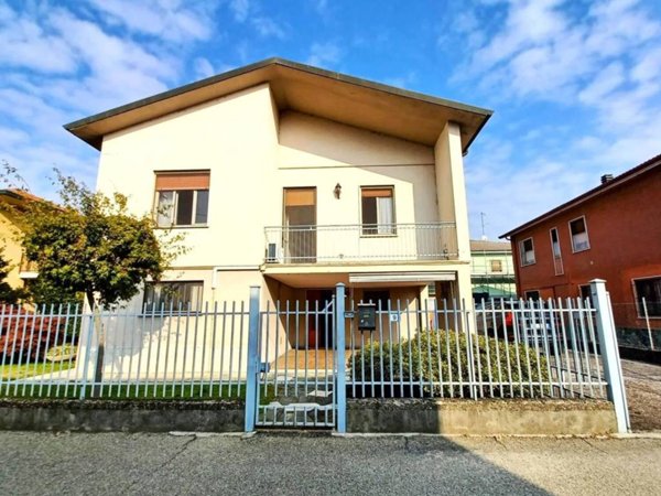 casa indipendente in vendita a Sannazzaro de' Burgondi