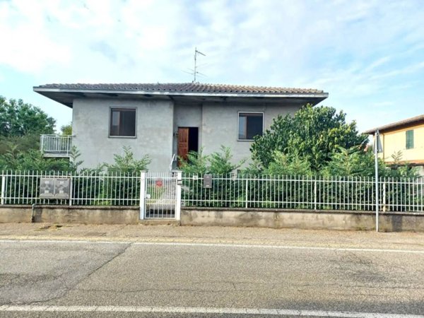 casa indipendente in vendita a Sannazzaro de' Burgondi