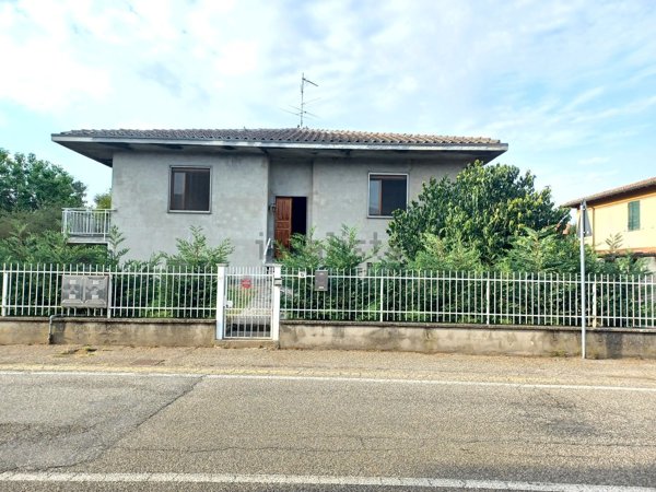 casa indipendente in vendita a Sannazzaro de' Burgondi