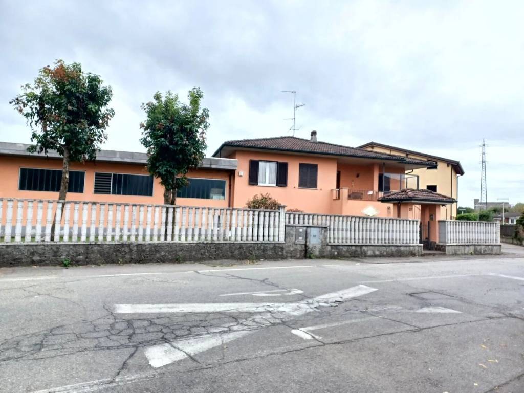 casa indipendente in vendita a Sannazzaro de' Burgondi