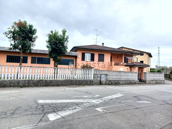casa indipendente in vendita a Sannazzaro de' Burgondi