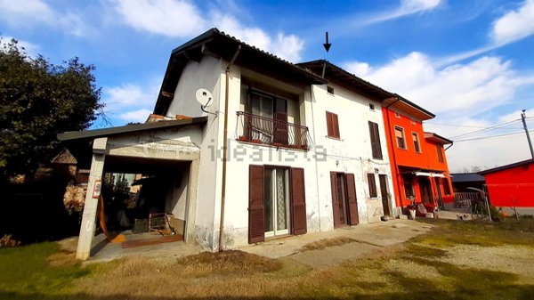 casa indipendente in vendita a Sannazzaro de' Burgondi in zona Savasini
