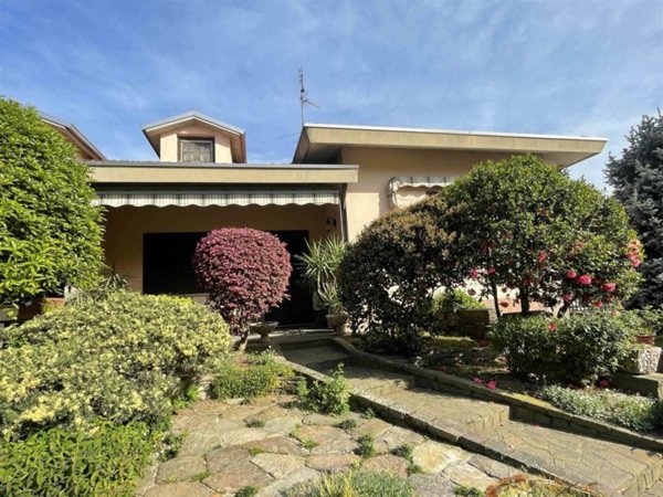 casa indipendente in vendita a Sannazzaro de' Burgondi